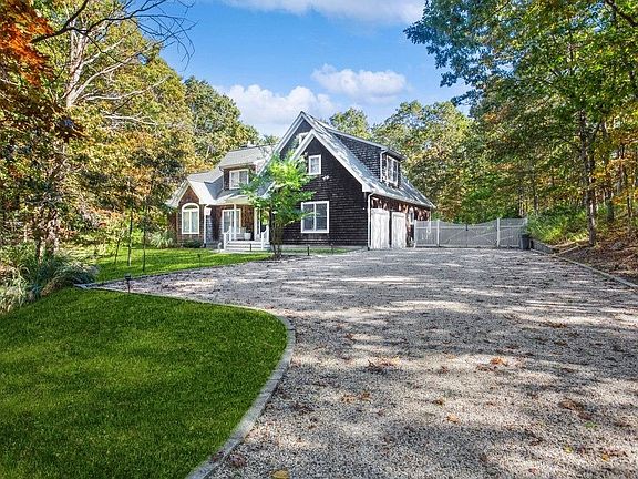 2nd image of 16 Cove Neck Ln