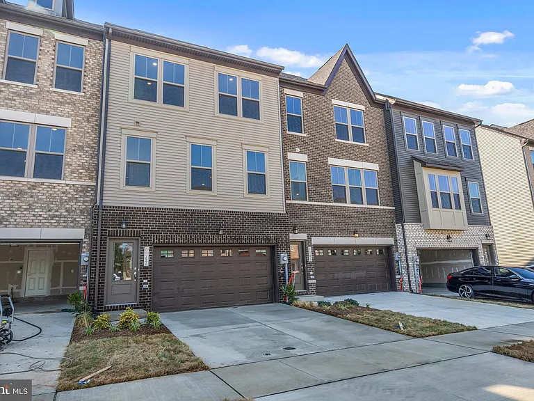 6947 Gladebrook Rd — Photo 1