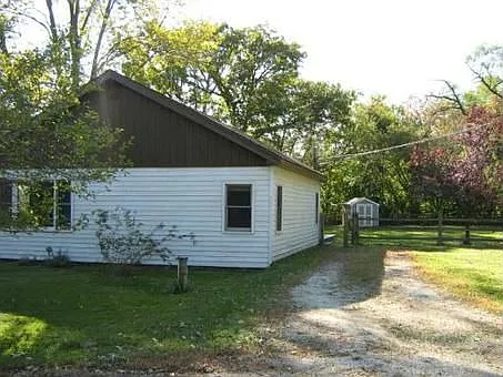 23512 N River St photo 1