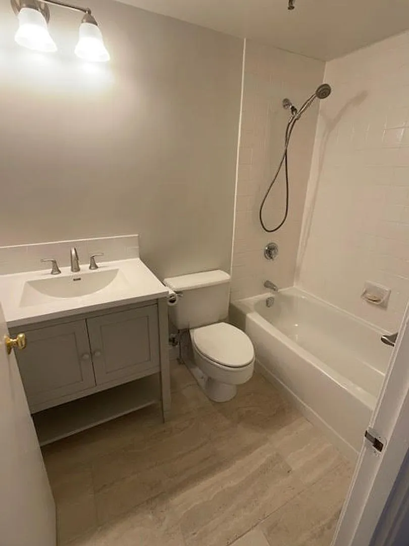 No Broker Fee!! A/C! Garage Parking Included! Laundry In-Unit!! — Photo 3