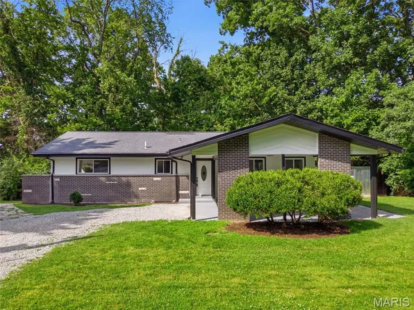 330 Hillwood Dr, Belleville, IL 62223