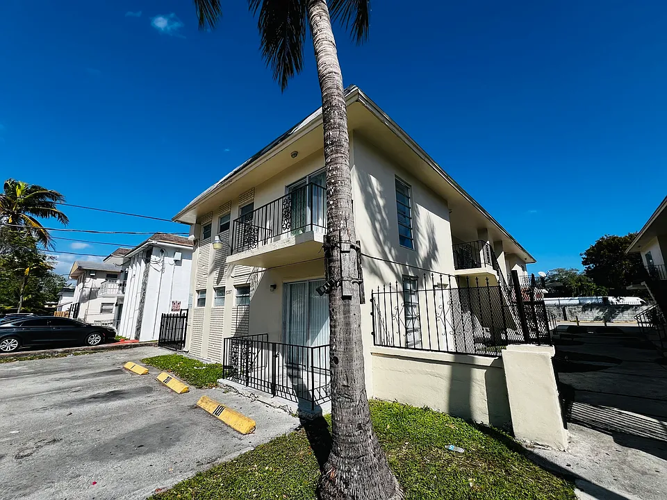 8277 NE Miami Ct #102