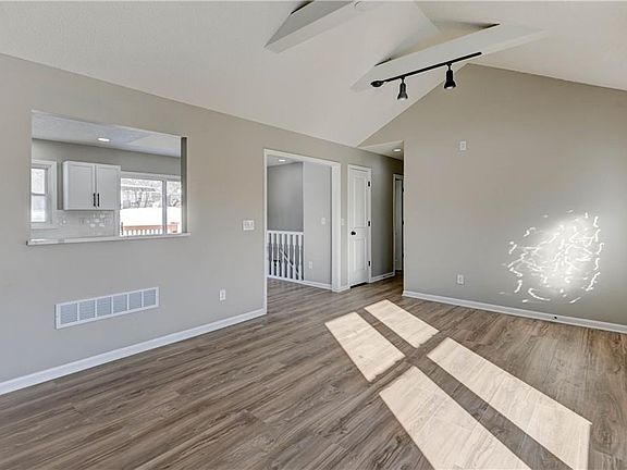 4th image of 208 NE 80th St