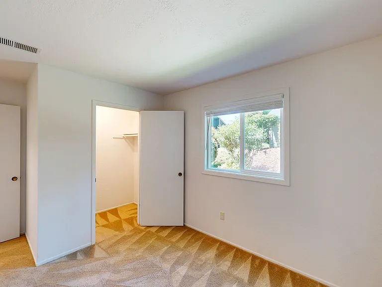 348 Robinson St #4 — Photo 10