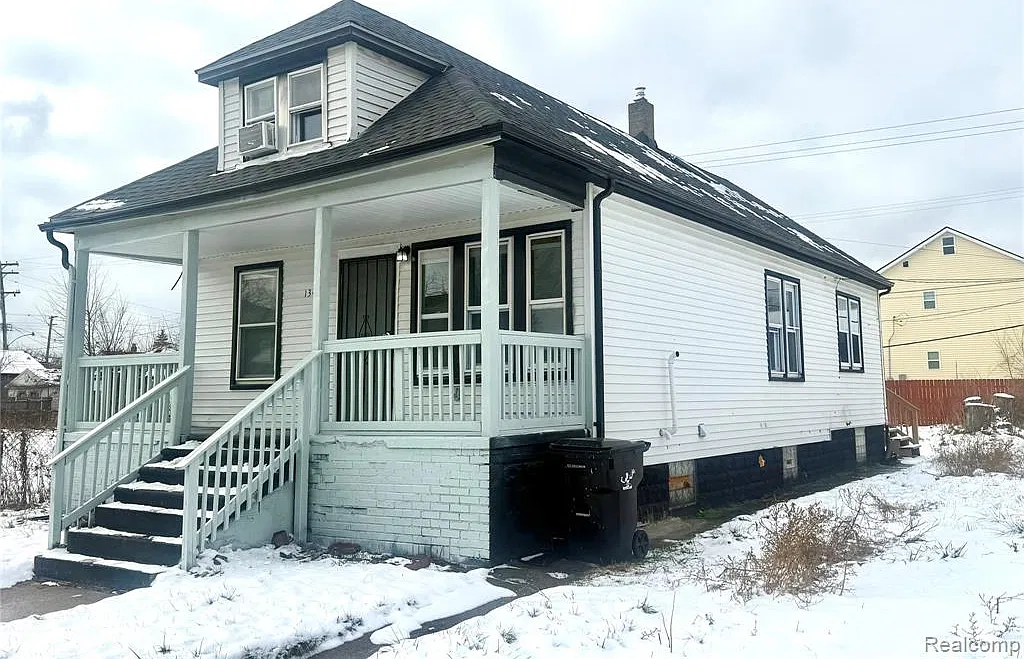3 bed, 900 sqft, $1,000 — Photo 2