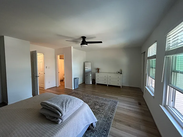 1318 Damyien Arch — Photo 23