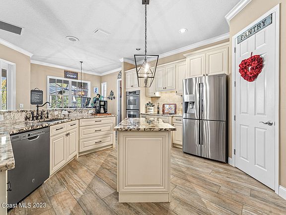 2nd image of 3920 Hidden Oaks Ln