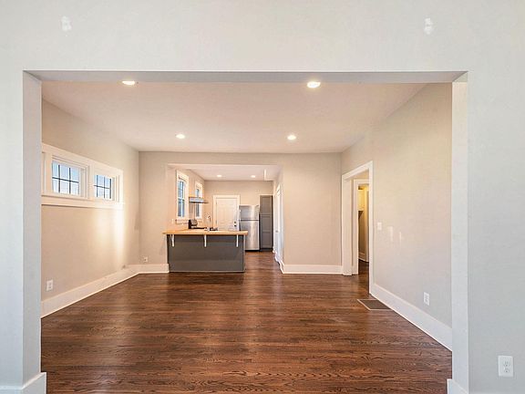 5th image of 748 Van Dyke St #1