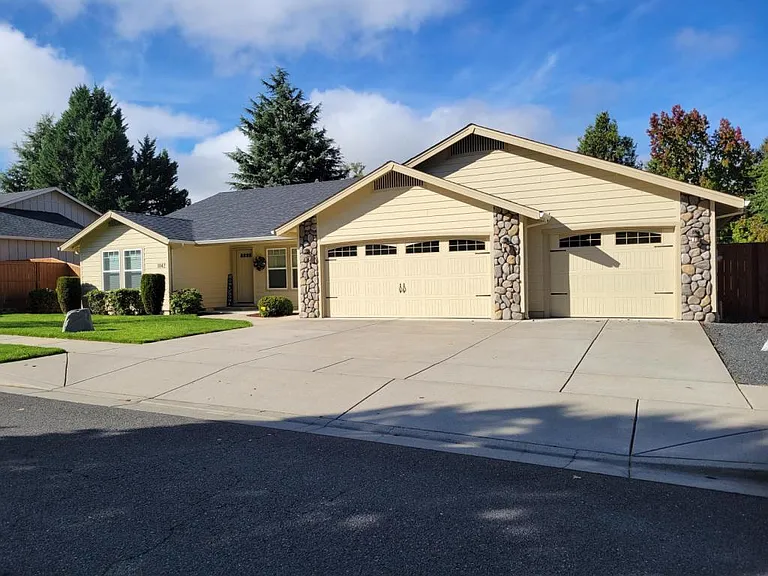 1042 SW Princeton Pl — Photo 11