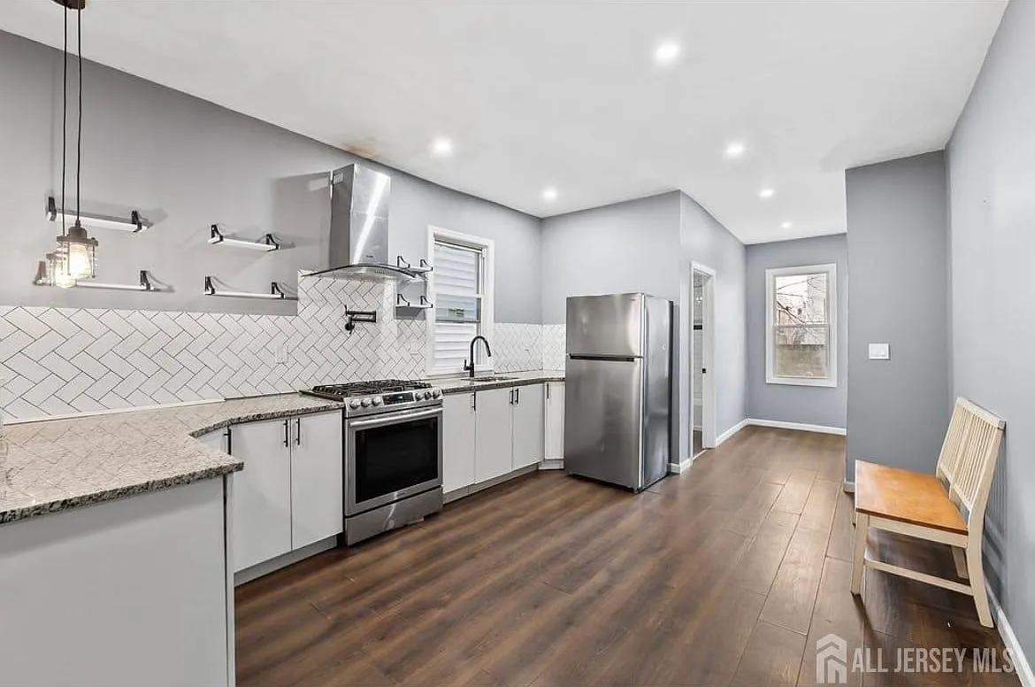 3 bed, 1.0 bath, 3020 sqft, $2,250 — Photo 1