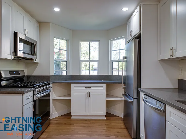 6182 Yolanda Ave — Photo 1