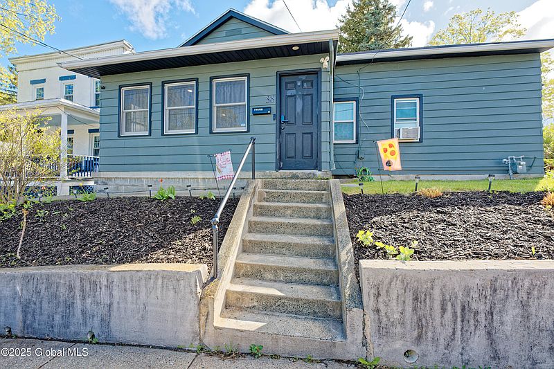 4th image of 38 Defreest Avenue