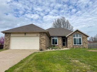 705 Robinwood Ln, Nixa, MO 65714