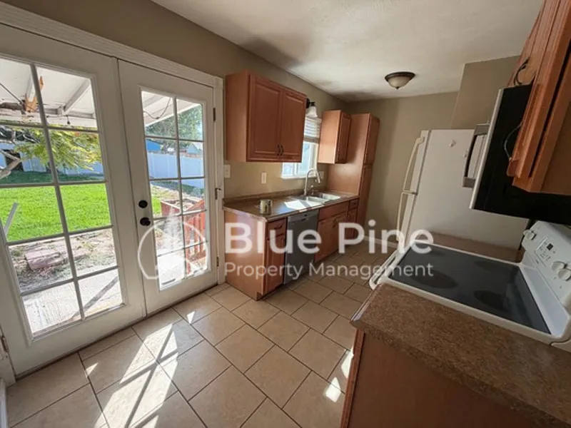 4 bed, 1.0 bath, 1440 sqft, $1,700 — Photo 3