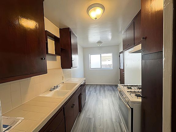 3rd image of 532 Evergreen St #4