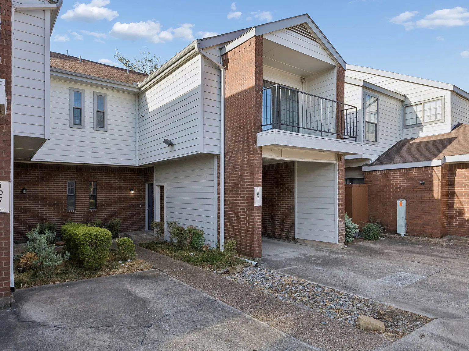 2 bed, 1.5 bath, 1013 sqft, $1,895 — Photo 2