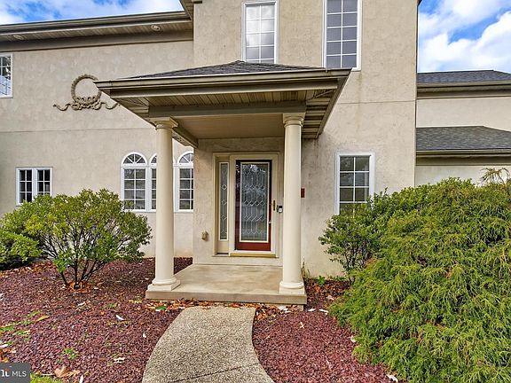 4th image of 701 Woodfield Dr