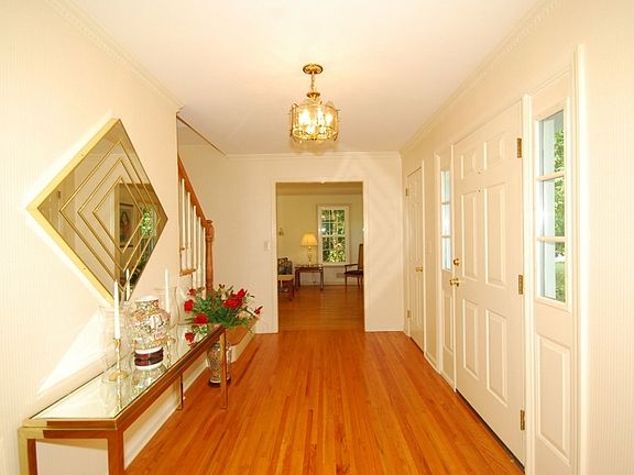 3rd image of 4 Menlo Dr