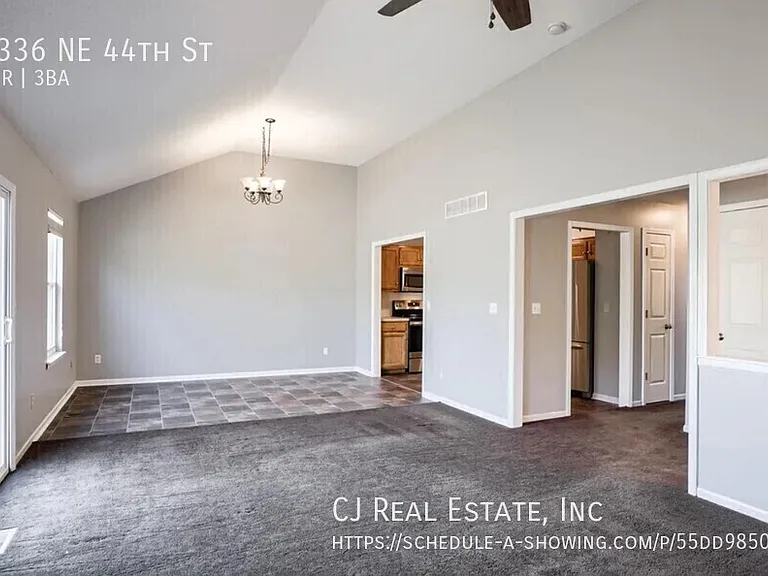 6336 NE 44th St — Photo 2