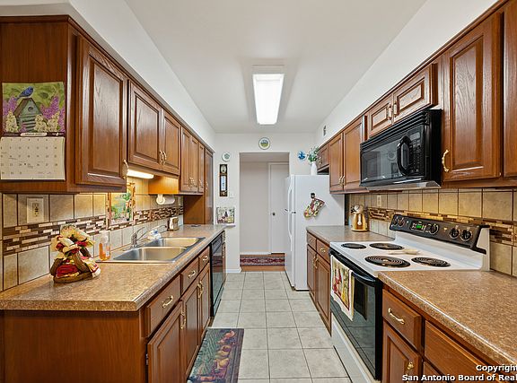 4th image of 8702 Village Dr