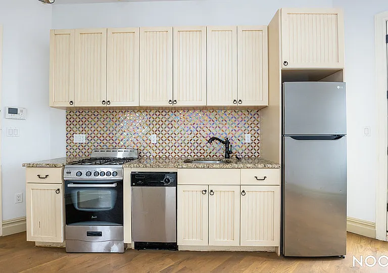 1355 Myrtle Ave #4R — Photo 2