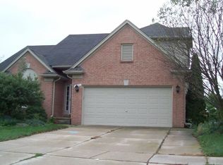 20994 Summerfield Dr, Macomb, MI 48044