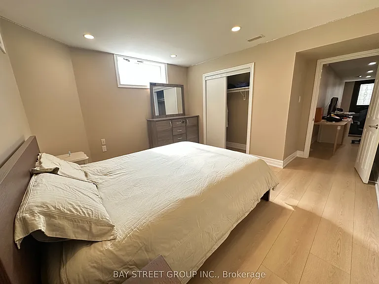 118 Fairglen Ave — Photo 20