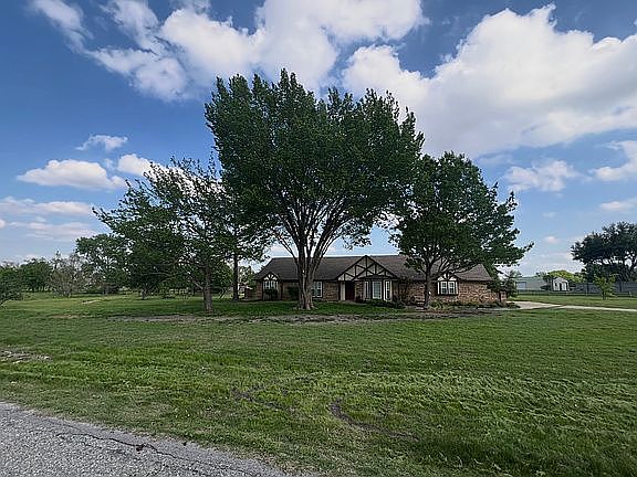 1st image of 211 Windy Ln