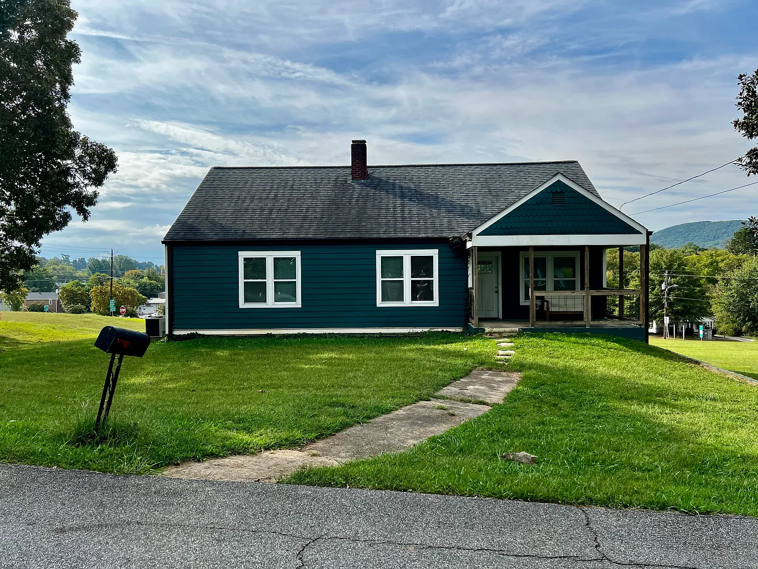 3 bed, 1.5 bath, 1275 sqft, $1,600 — Photo 2