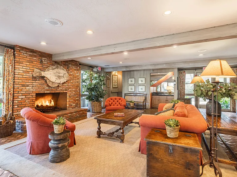 Aspens Fairhaven clubhouse living room