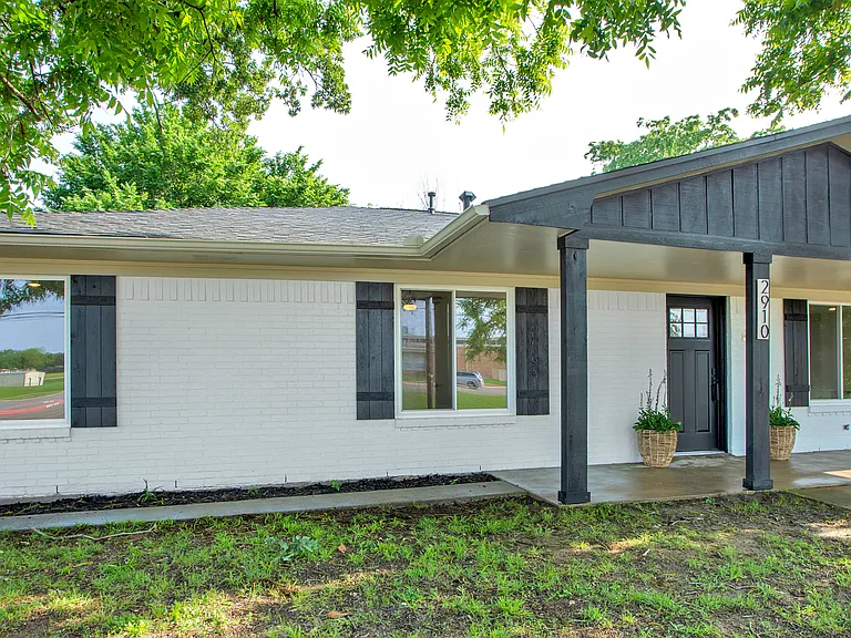 2910 W Crawford St — Photo 2