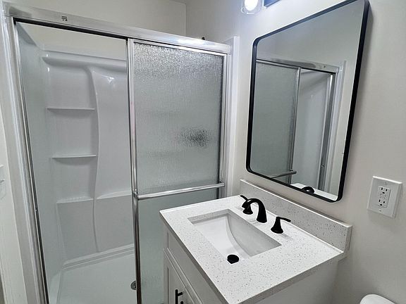 Full Bathroom in Room 1