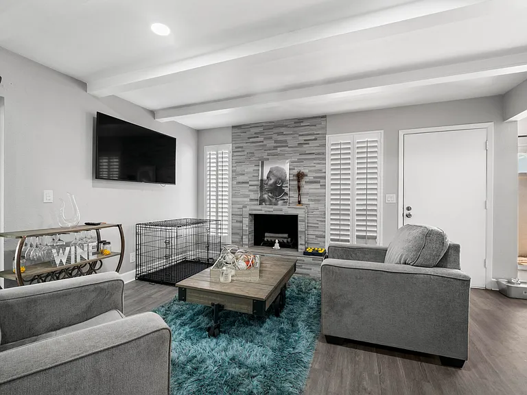 648 E Tam Oshanter Dr — Photo 3