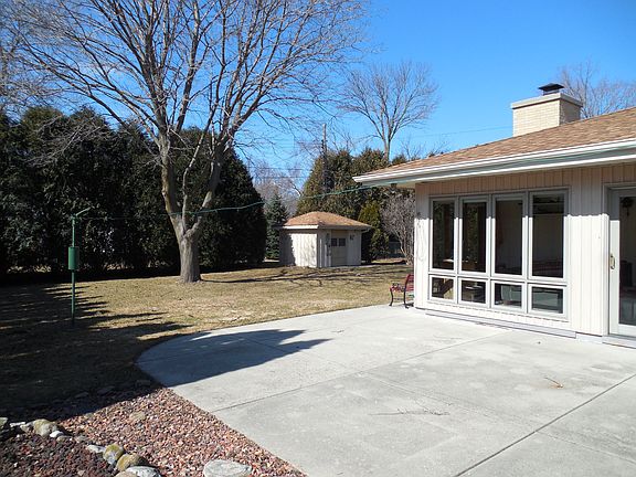 Back patio with view of shed