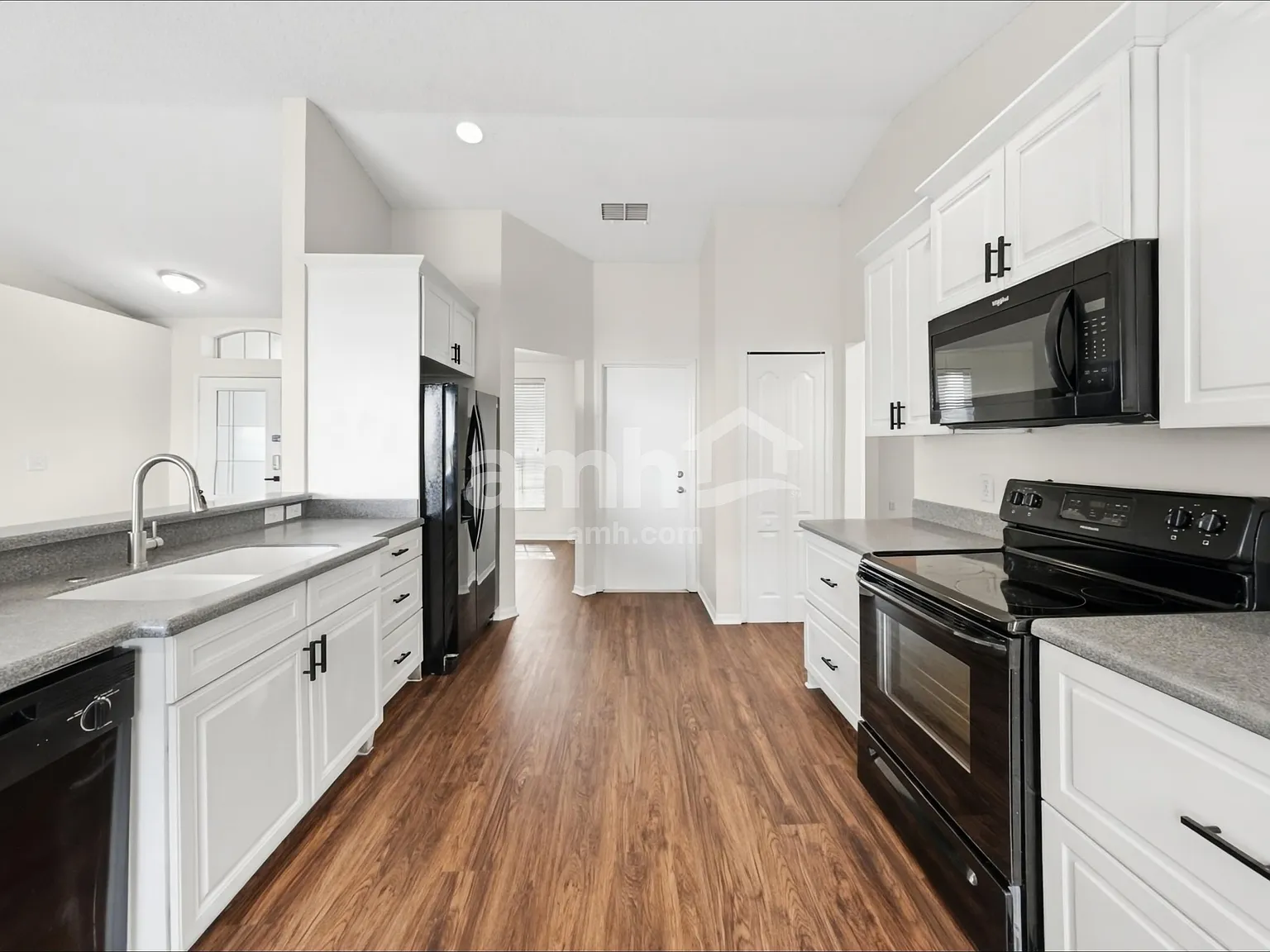 3 bed, 2.0 bath, 1380 sqft, $2,200 — Photo 4