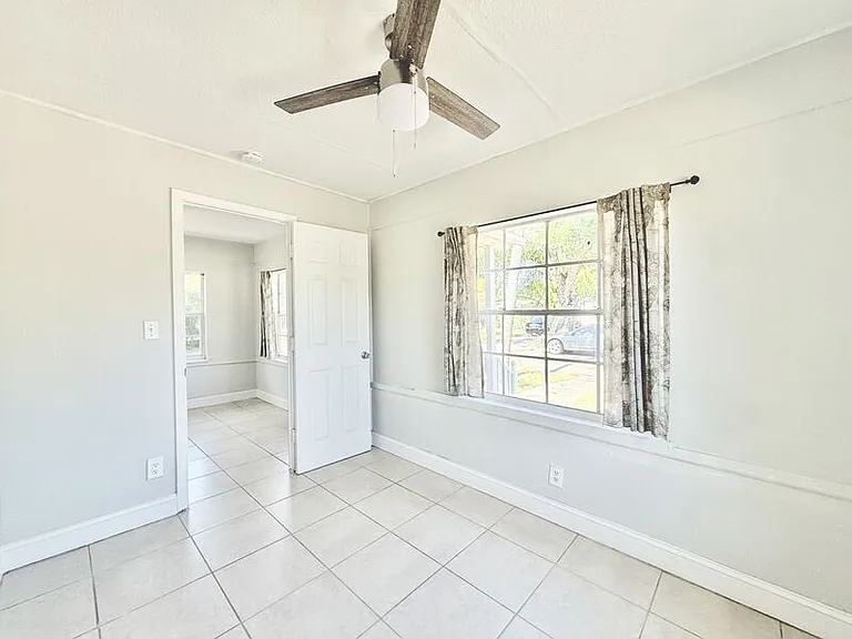 2425 Auburn St S — Photo 33