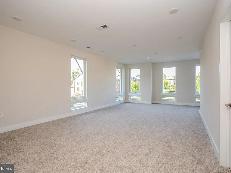 112 Village Dr — Photo 24