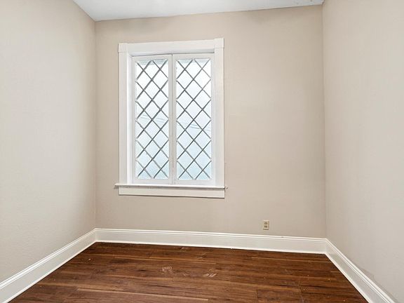 3rd image of 2039 Calhoun St #B