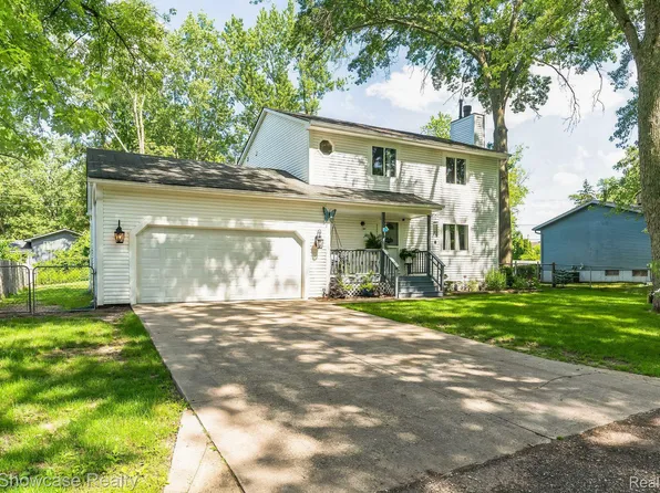 3245 Rio Vista St, Commerce Township, MI 48382