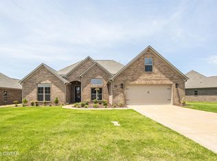 155 Roxbury Dr, Jackson, TN 38305