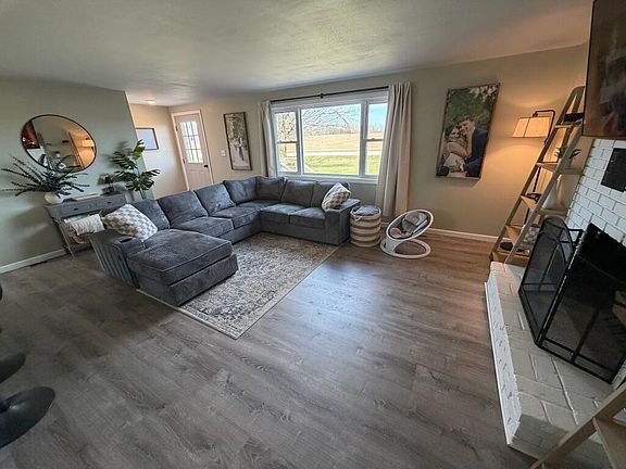 5th image of 360 Estelle Rd