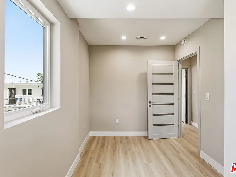 225 N Burlington Ave — Photo 16