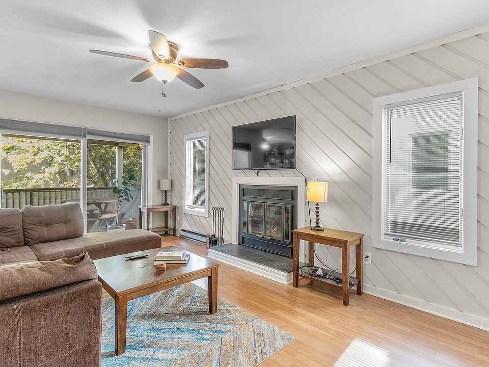 Living Room with access to the balcony