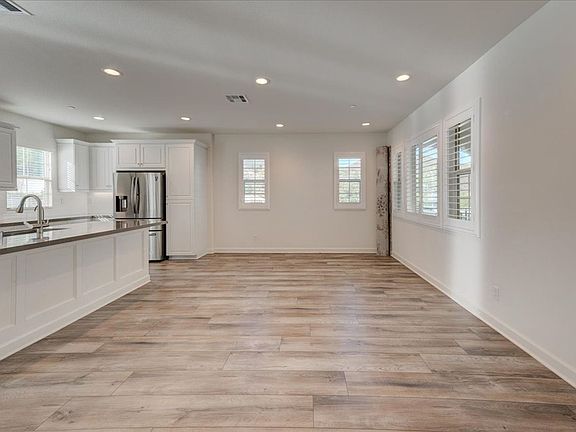 5th image of 946 Blackstone Dr