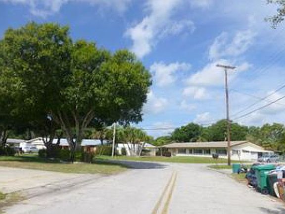 3rd image of 4021 Greenwood Dr