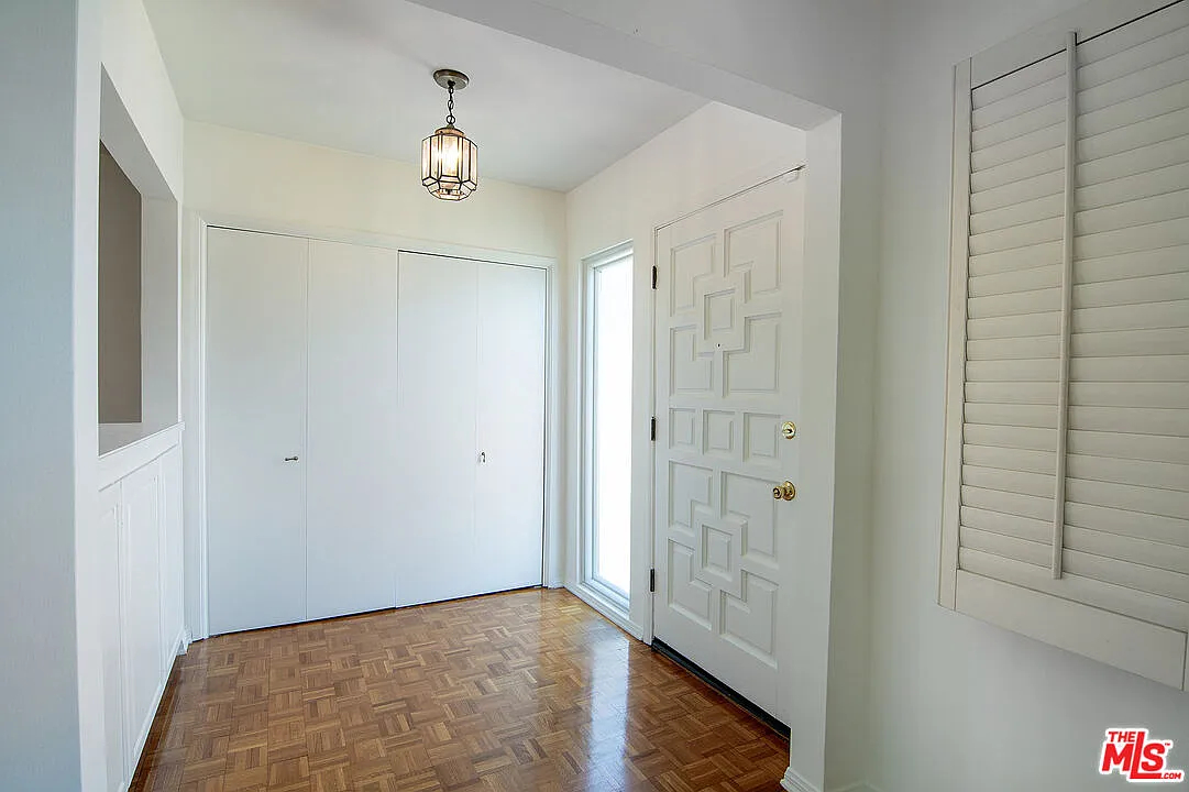 3 bed, 2.0 bath, 2397 sqft, $9,000 — Photo 3