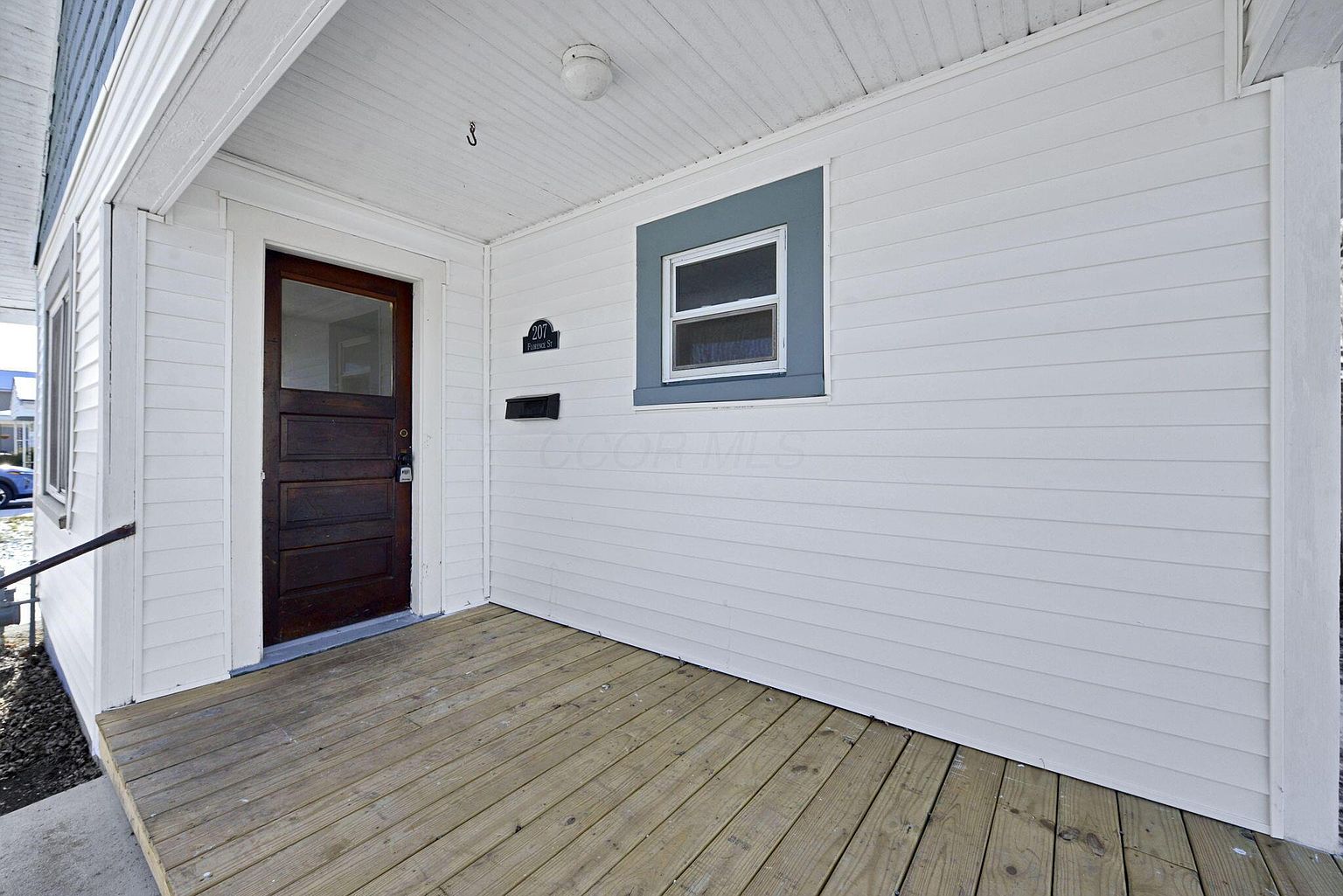 Listing photo 4 for 207 Florence St