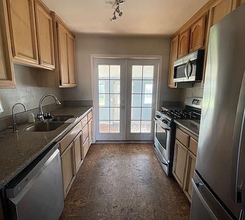 5th image of 450 Lilac Ln