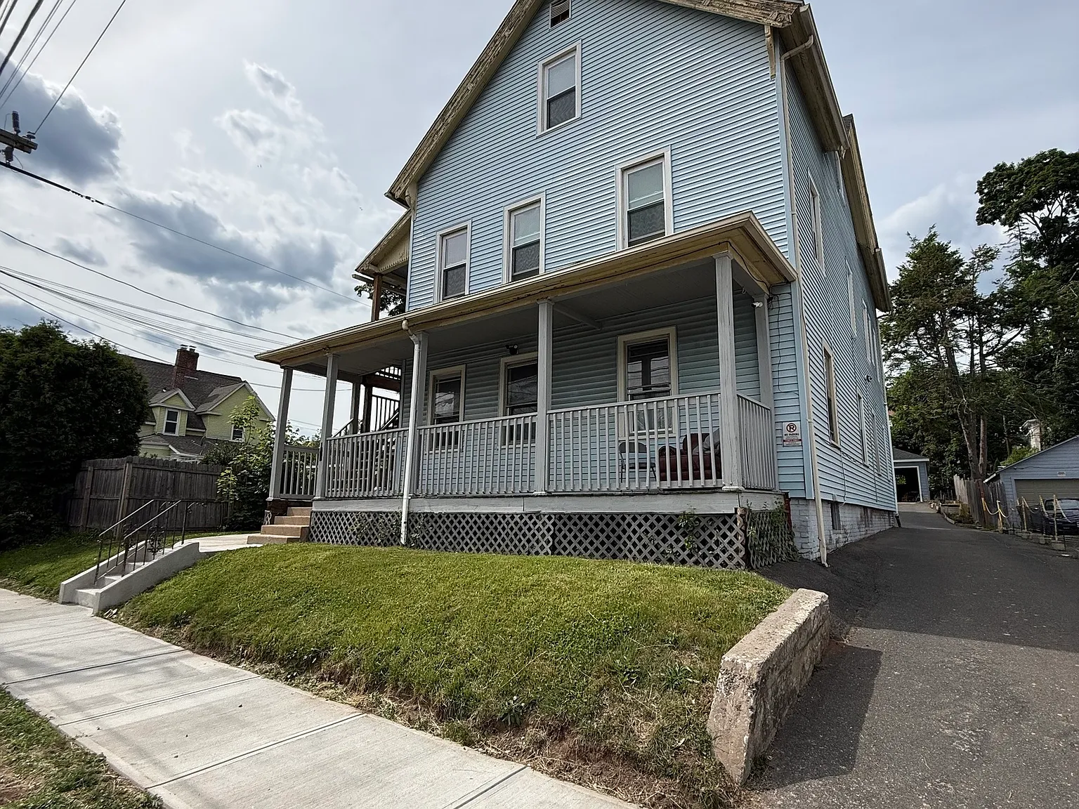 3 bed, 1.0 bath, 3384 sqft, $1,600 — Photo 2