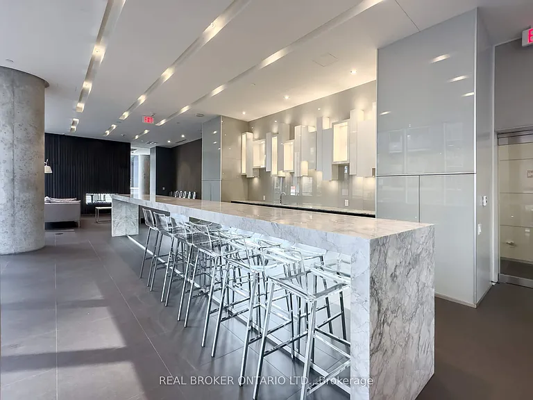 15 Grenville St #401 — Photo 16